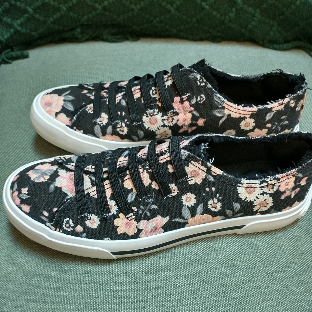 NWOT Rocket Dog sneakers size 7.5 black floral